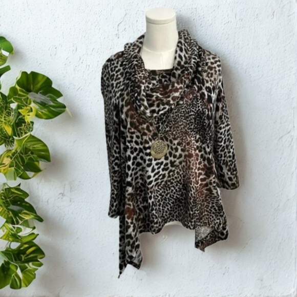 New Directions Animal Print Top in Brown and Black - Picture 1 of 8